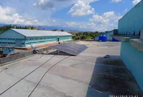 Instalación de sistema solar fotovoltaico en la empresa Azumat Holguín.