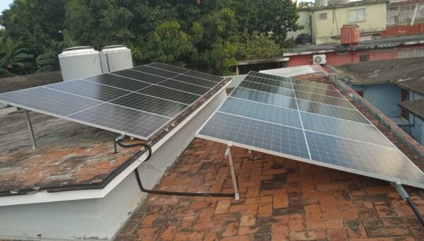 Montaje de sistema fotovoltaico de respaldo energético en una vivienda en Camagüey.